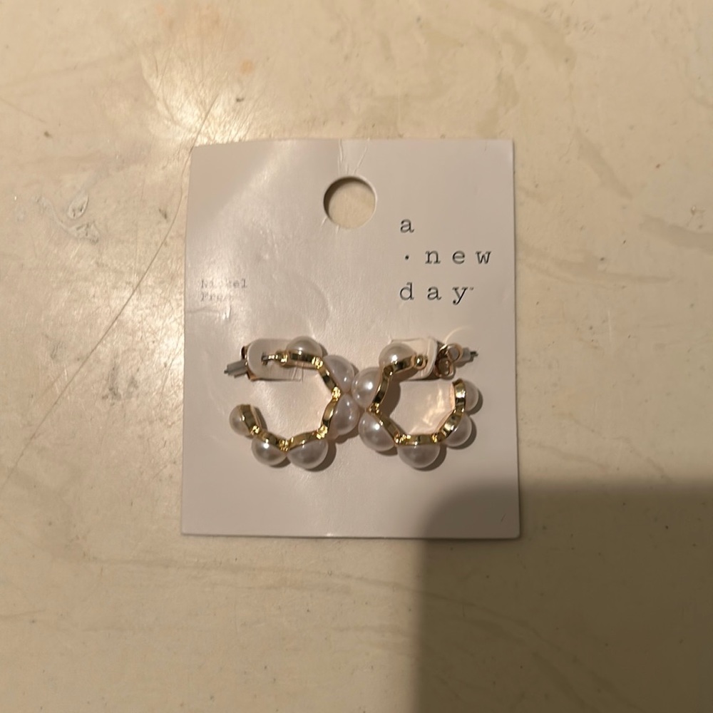 Simple, tiny and cute earrings. Brand new hasn’t been worn or used !!
